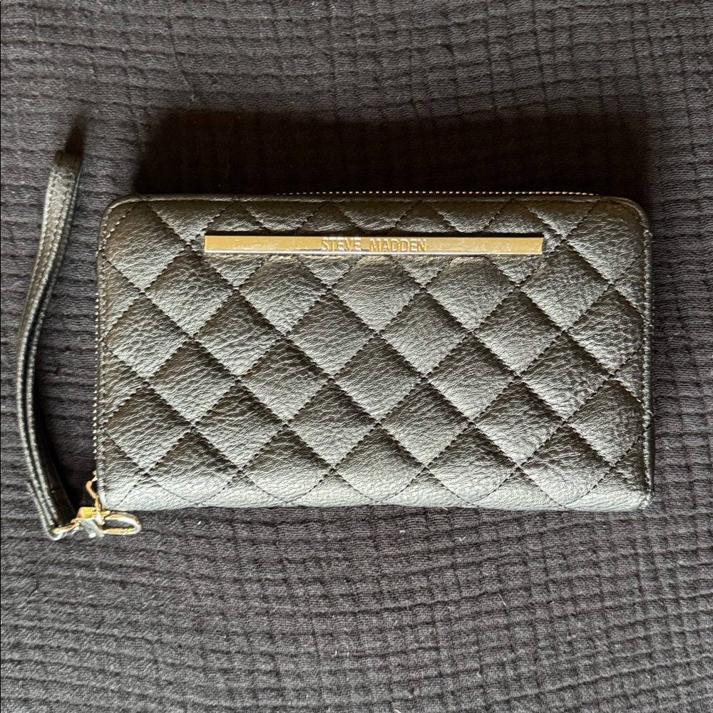 Steve Madden Gray Quilted Wristlet wallet
